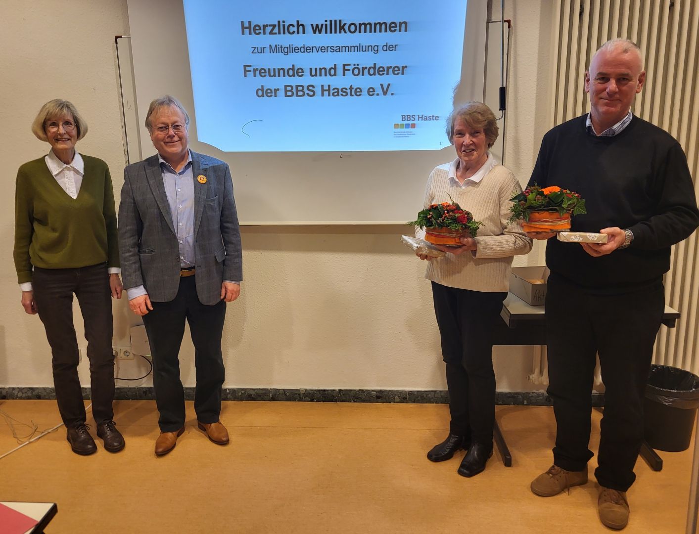 Frau Hüdepohl wurde als langjährige Kassenprüferin des Fördervereins vom Vorsitzenden Herrn Peter Befeldt und der 2. Vorsitzenden Frau Annegret Thöle, verabschiedet