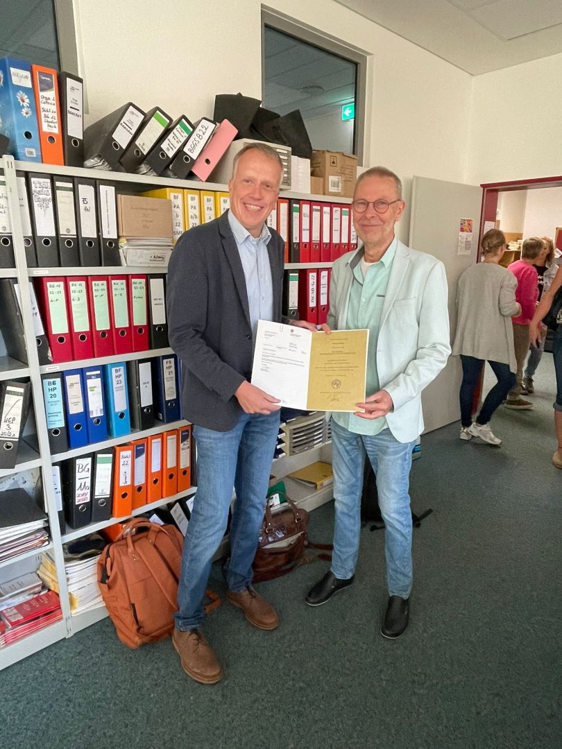 Herr Meyer überreicht Herrn Hinxlage die Urkunde zum 40 jährigen Dienstjubiläum